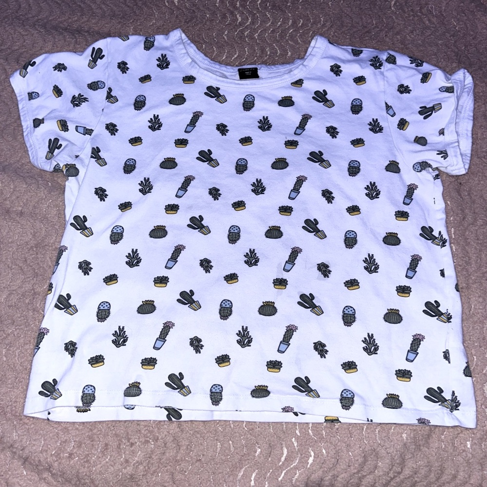Cropped Cactus shirt.